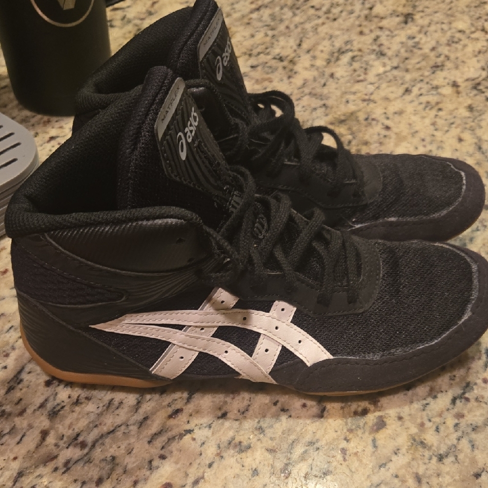 ASICS Wrestling Shoes – Black/White – Women’s 7 (Men’s 6) – Worn Once